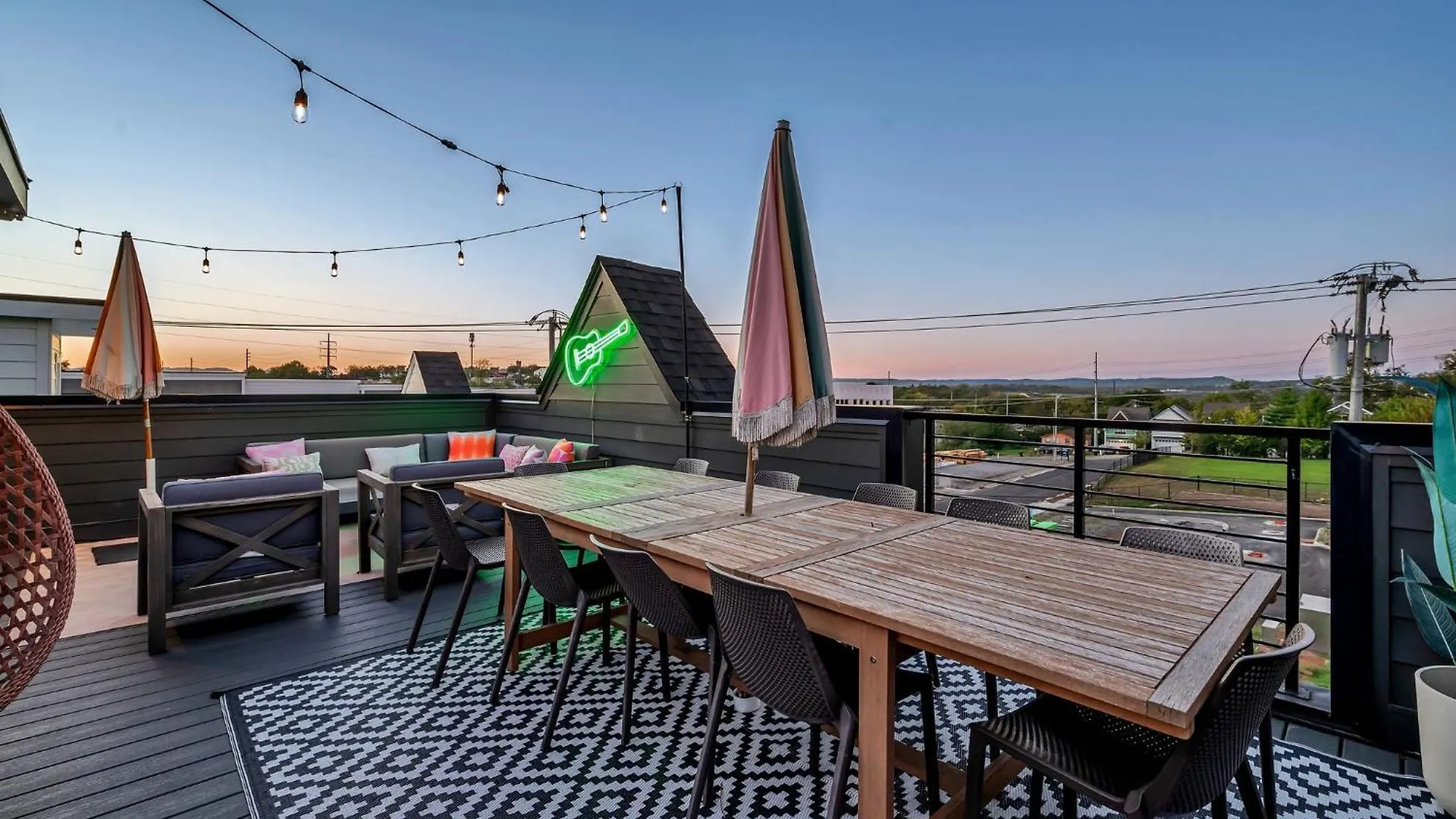 Semesterbostad Designer Single Family House-Rooftop- Hot Tub Nashville USA